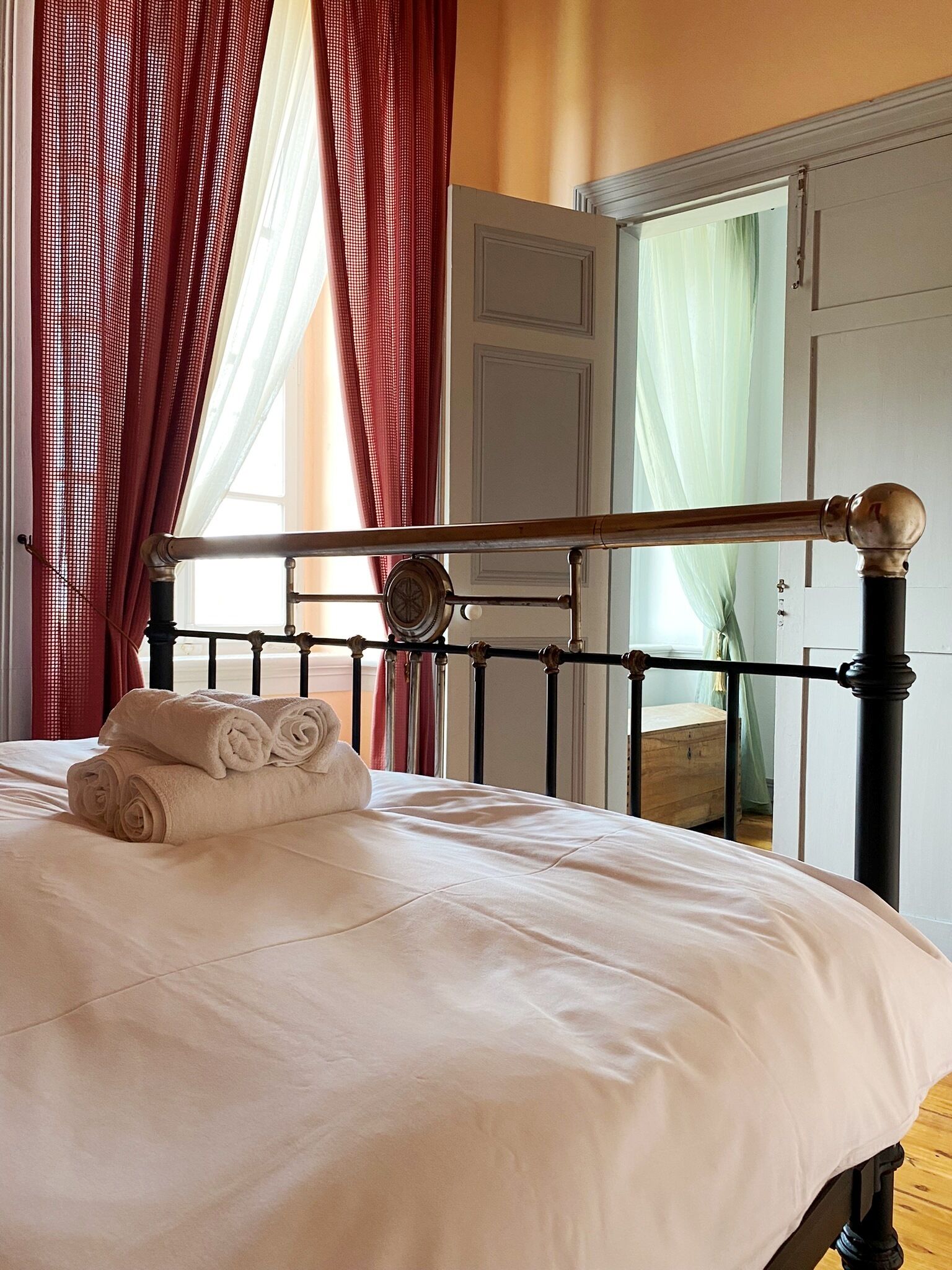 4 habitaciones, caja de seguridad en la habitación y escritorio 