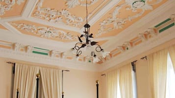 4 camere, una cassaforte in camera, una scrivania, ferro/asse da stiro