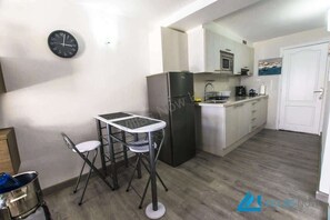 Een koelkast, een microgolfoven, een oven, een waterkoker