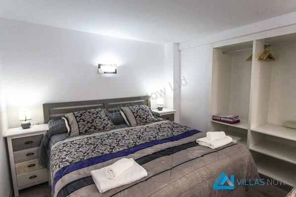 1 habitación, tabla de planchar con plancha, wifi gratis y ropa de cama 