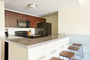 ครัวส่วนตัว | ตู้เย็นขนาดใหญ่, ไมโครเวฟ, เตาอบ, เตาประกอบอาหาร