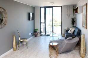 Departamento de lujo, 2 habitaciones | Área de sala de estar | Televisión de pantalla plana y Netflix 