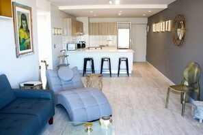 Departamento de lujo, 2 habitaciones | Área de sala de estar | Televisión de pantalla plana y Netflix 