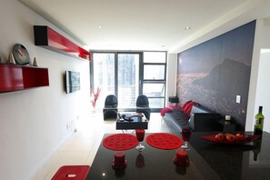 Departamento Deluxe, 1 habitación | Área de sala de estar | Televisión de pantalla plana y Netflix 