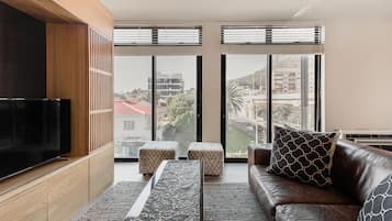 Apartamento executivo | Área de estar | TV 43 polegadas com canais digitais, Netflix, serviços de streaming