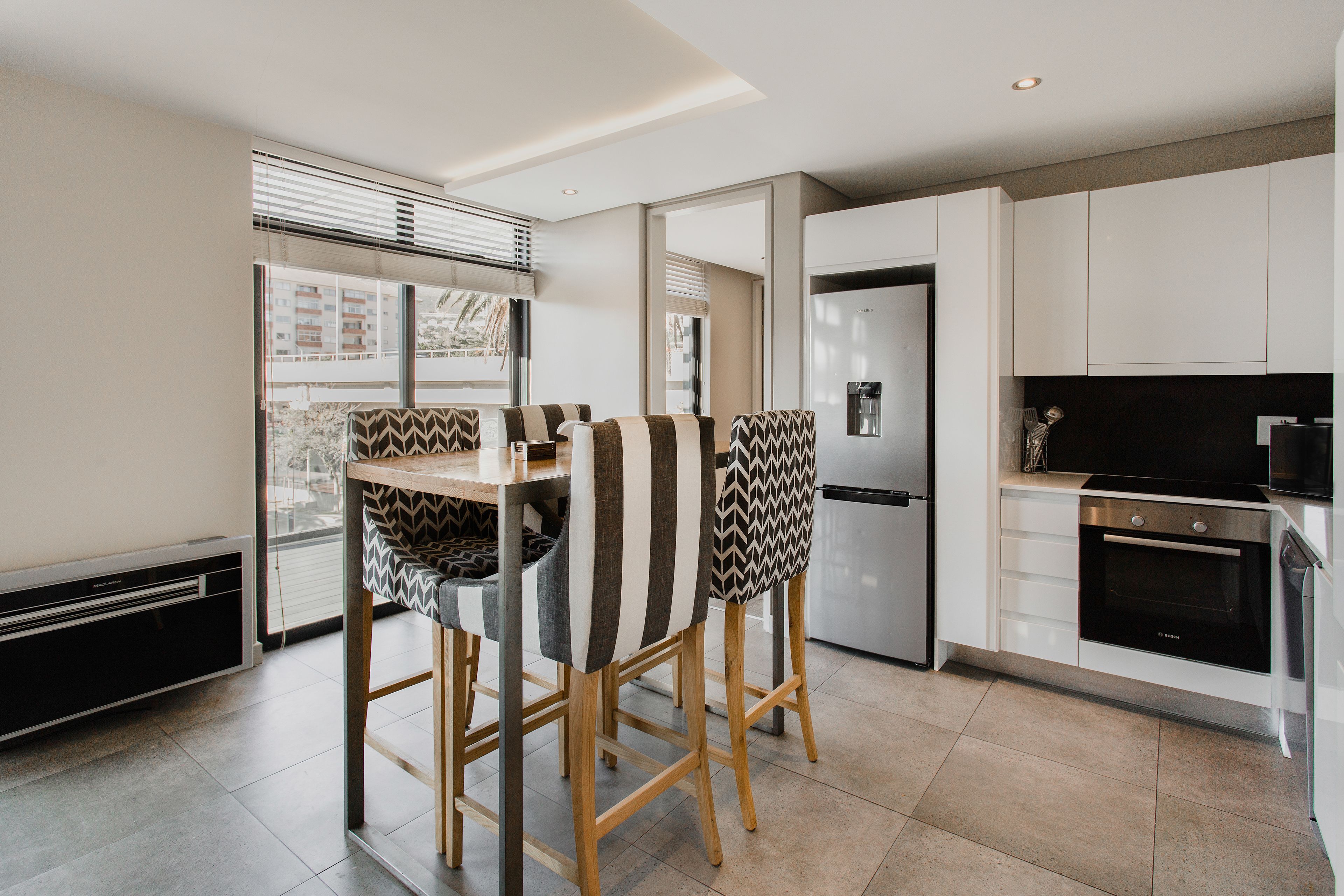 Apartamento executivo | Área de estar | TV 43 polegadas com canais digitais, Netflix, serviços de streaming