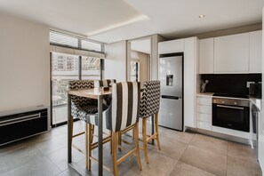 Executive Apartment | Living area | 43-inch TV with digital channels, Netflix, streaming services - 16 Sloane Square (Cape Town)