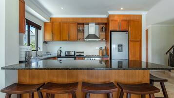 Classic House, 4 Bedrooms | Private kitchen | Dishwasher, cookware/dishes/utensils