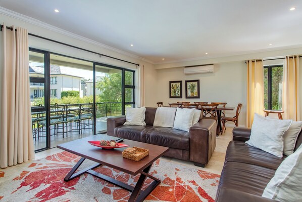 Maison Classique, 4 chambres | Salle de séjour | Télévision, lecteur de DVD