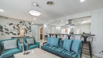 House, 4 Bedrooms | Living area