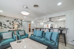 House, 4 Bedrooms | Living area - Las Vegas - 5 Mins From The Strip 4 Bedroom Home by RedAwning (Las Vegas)