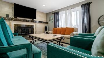 House, 4 Bedrooms | Living area