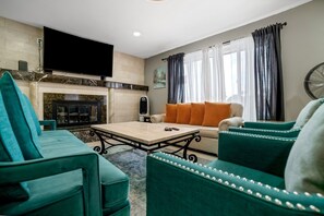 House, 4 Bedrooms | Living area - Las Vegas - 5 Mins From The Strip 4 Bedroom Home by RedAwning (Las Vegas)