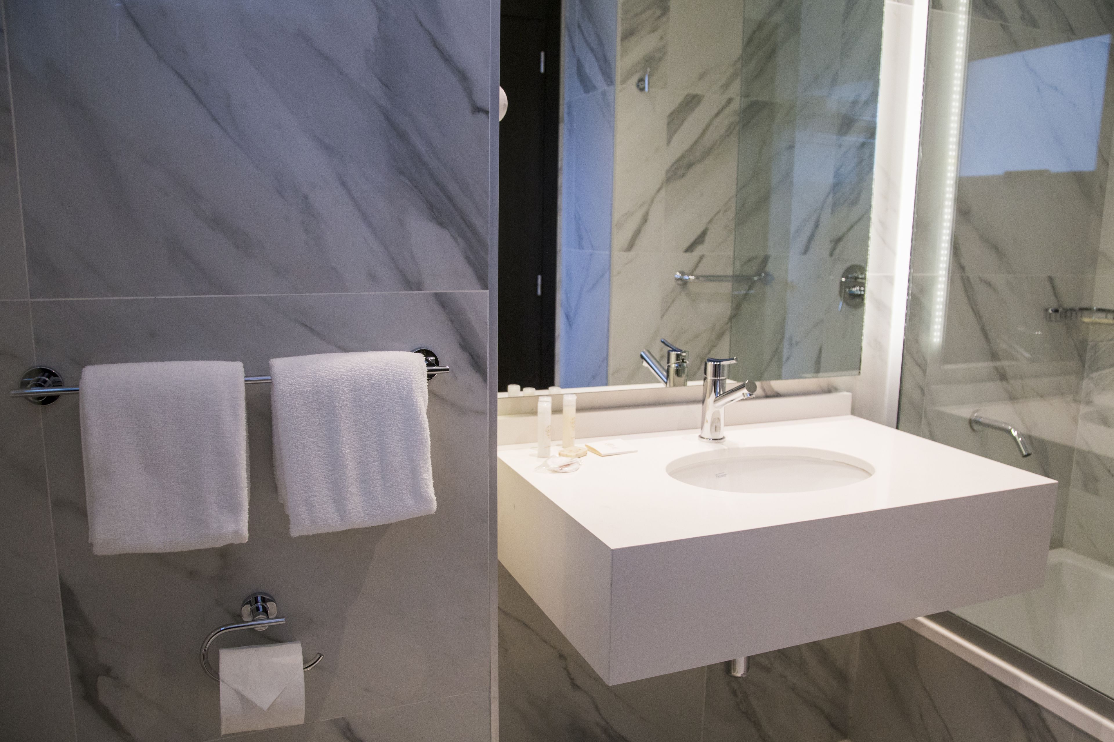 bathtub, deep-soaking bathtub, rainfall showerhead, hair dryer