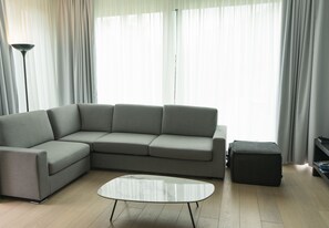 Apartemen Deluks, pemandangan danau | Area keluarga | Televisi layar datar 42-inci dengan saluran TV digital dan TV