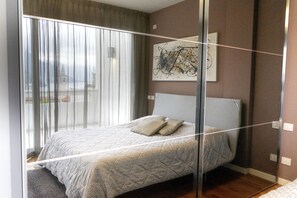 デラックス アパートメント レイクビュー | イタリアのフレッテ製シーツ、高級寝具、羽毛の掛け布団、低反発ベッド