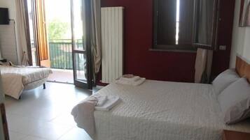 Camera familiare, vista città | Wi-Fi gratuito, lenzuola