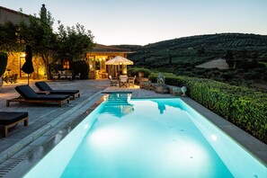 Una piscina al aire libre, una piscina climatizada