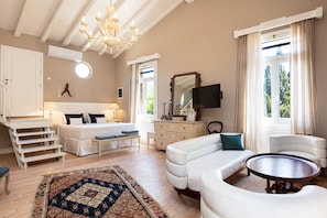 10 slaapkamers, een kluis op de kamer, een bureau, geluiddichte muren
