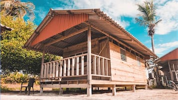 Cabane Standard, vue partielle sur l'ocĂ©an | Façade de lâhĂ©bergement