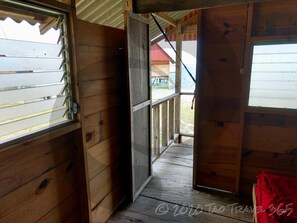 Cabaña estándar, vistas parciales al mar | 1 dormitorio y ropa de cama