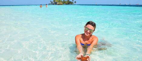 En la playa, arena blanca