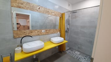 Single Bed in 6-Bed Dormitory Room | Bathroom | Towels