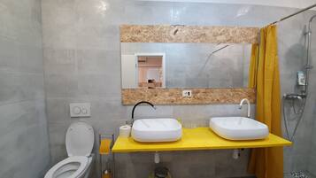 Single Bed in 6-Bed Dormitory Room | Salle de bain