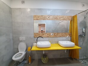 Single Bed in 6-Bed Dormitory Room | Bathroom | Towels - Sweet Spot Hostel (Split)