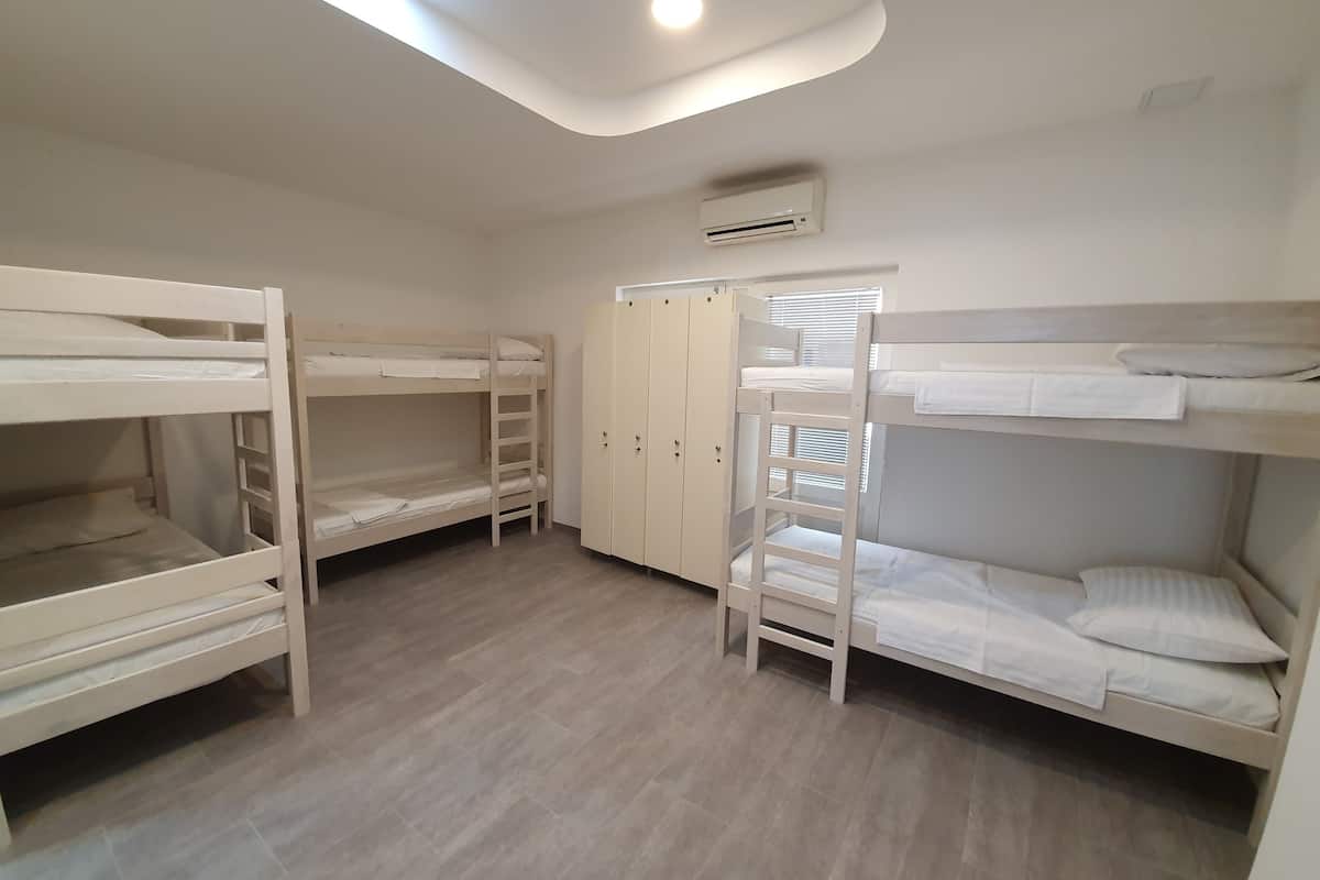 Single Bed in 6-Bed Dormitory Room | 遮光カーテン、防音設備、WiFi (無料)、ベッドシーツ