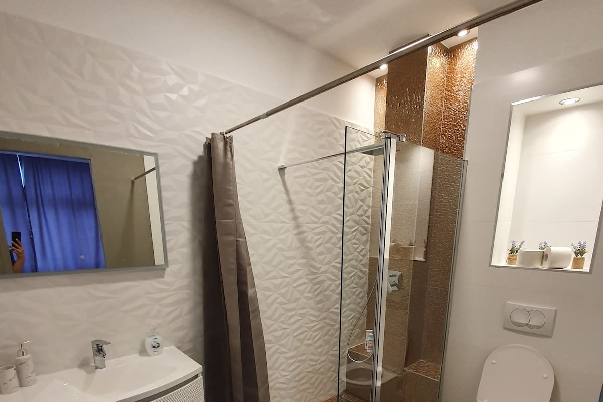 Bed in 8-Bed Female Dormitory Room | Baño | Toallas