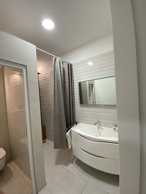 Single Bed in 6-Bed Dormitory Room | Salle de bain | Serviettes fournies