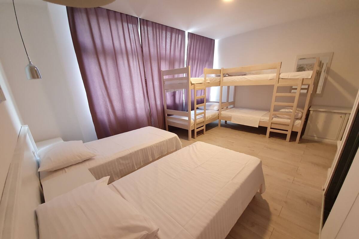 Bed in 8-Bed Mixed Dormitory Room | 遮光カーテン、防音設備、WiFi (無料)、ベッドシーツ