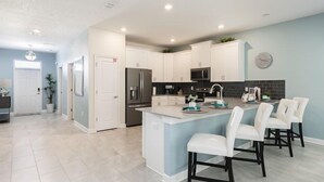 Casa | Cozinha privada | Cafeteira/chaleira, geladeira, micro-ondas, fogão