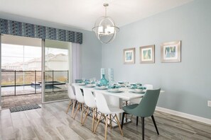House | In-room dining - ChampionsGate 8BR Pool Home wTheater (Davenport)