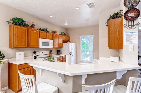 Maison | Cuisine privée | Surface de cuisson, lave-vaisselle, vaisselle et ustensiles