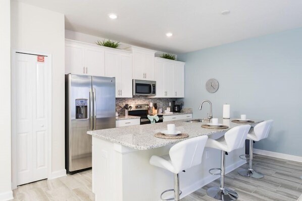 Micro-ondes, four, plaque de cuisson, lave-vaisselle