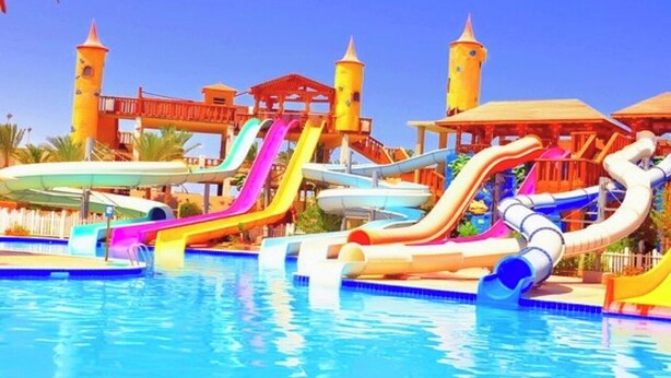 Ein Wasserpark mit mehreren Rutschen und einem Schwimmbecken.