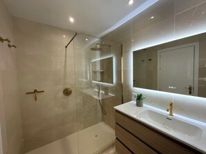 Tina con regadera y papel de baño 
