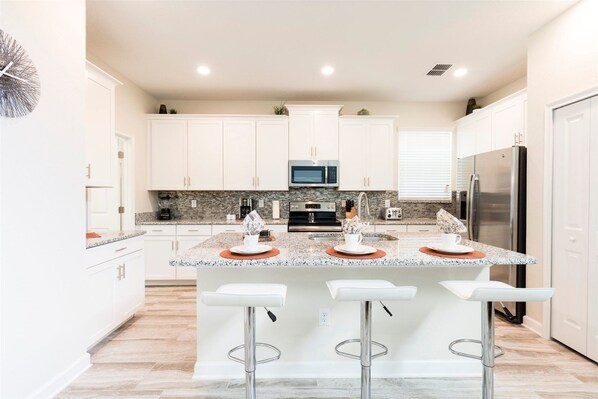 Maison | Cuisine privée | Réfrigérateur, four à micro-ondes, un four, surface de cuisson