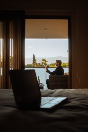 Premium bedding, down comforters, pillowtop beds, individually decorated - Apart Hotel Quijote by DOT Suites (Luján de Cuyo)
