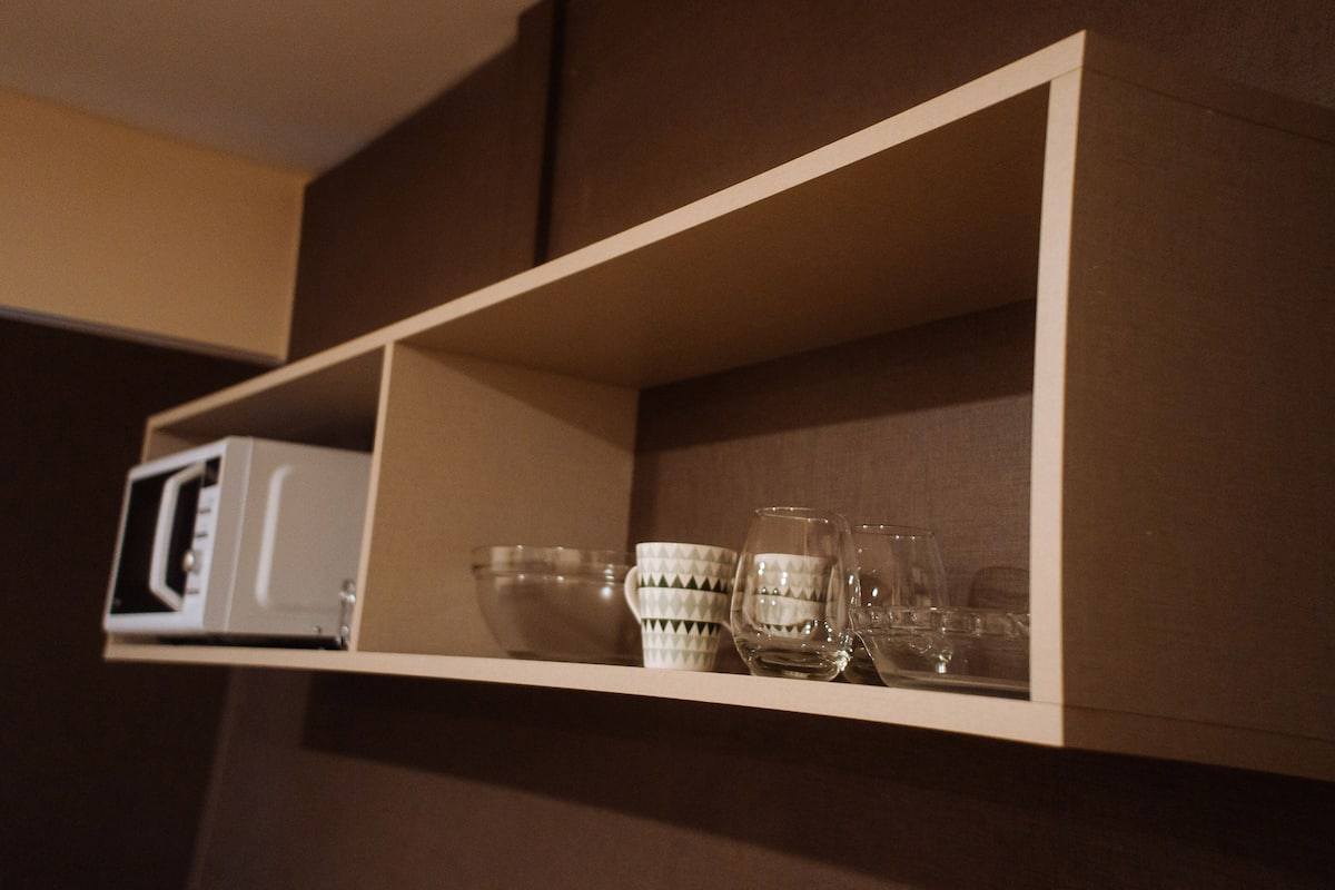 fridge, microwave, stovetop, coffee/tea maker