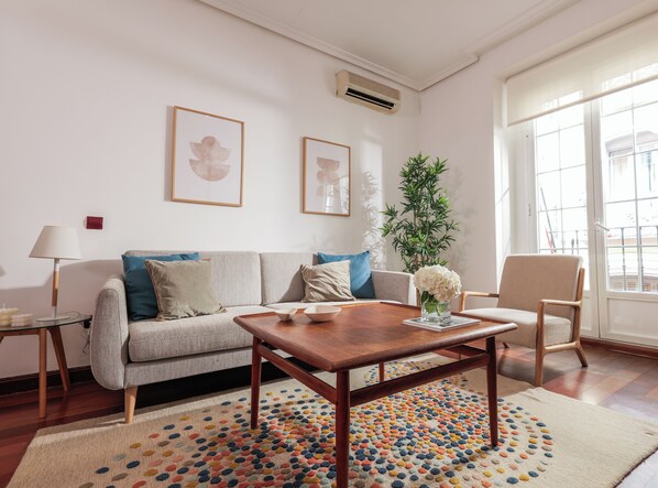 Smart TV - Akora ofrece un moderno apartamento totalmente equipado para estancias de largo plazo con mínimo de 30 días hasta 11 meses.
El apartamento tiene 55m2, 1 dormitorio con cama doble y un baño completo, una cómoda sala de estar y comedor. (Madrid)