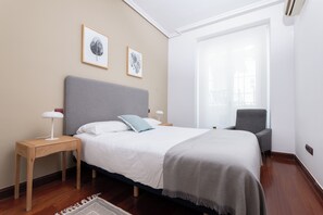 1 bedroom, iron/ironing board, free WiFi, bed sheets - Akora ofrece un moderno apartamento totalmente equipado para estancias de largo plazo con mínimo de 30 días hasta 11 meses.
El apartamento tiene 55m2, 1 dormitorio con cama doble y un baño completo, una cómoda sala de estar y comedor. (Madrid)
