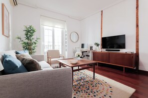 Smart TV - Akora ofrece un moderno apartamento totalmente equipado para estancias de largo plazo con mínimo de 30 días hasta 11 meses.
El apartamento tiene 55m2, 1 dormitorio con cama doble y un baño completo, una cómoda sala de estar y comedor. (Madrid)