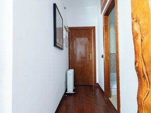 Interior - Akora ofrece un moderno apartamento totalmente equipado para estancias de largo plazo con mínimo de 30 días hasta 11 meses.
El apartamento tiene 55m2, 1 dormitorio con cama doble y un baño completo, una cómoda sala de estar y comedor. (Madrid)