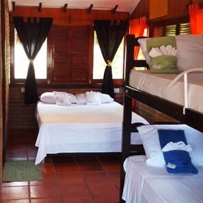 Deluxe-Vierbettzimmer | Minibar, kostenloses WLAN, Bettwäsche