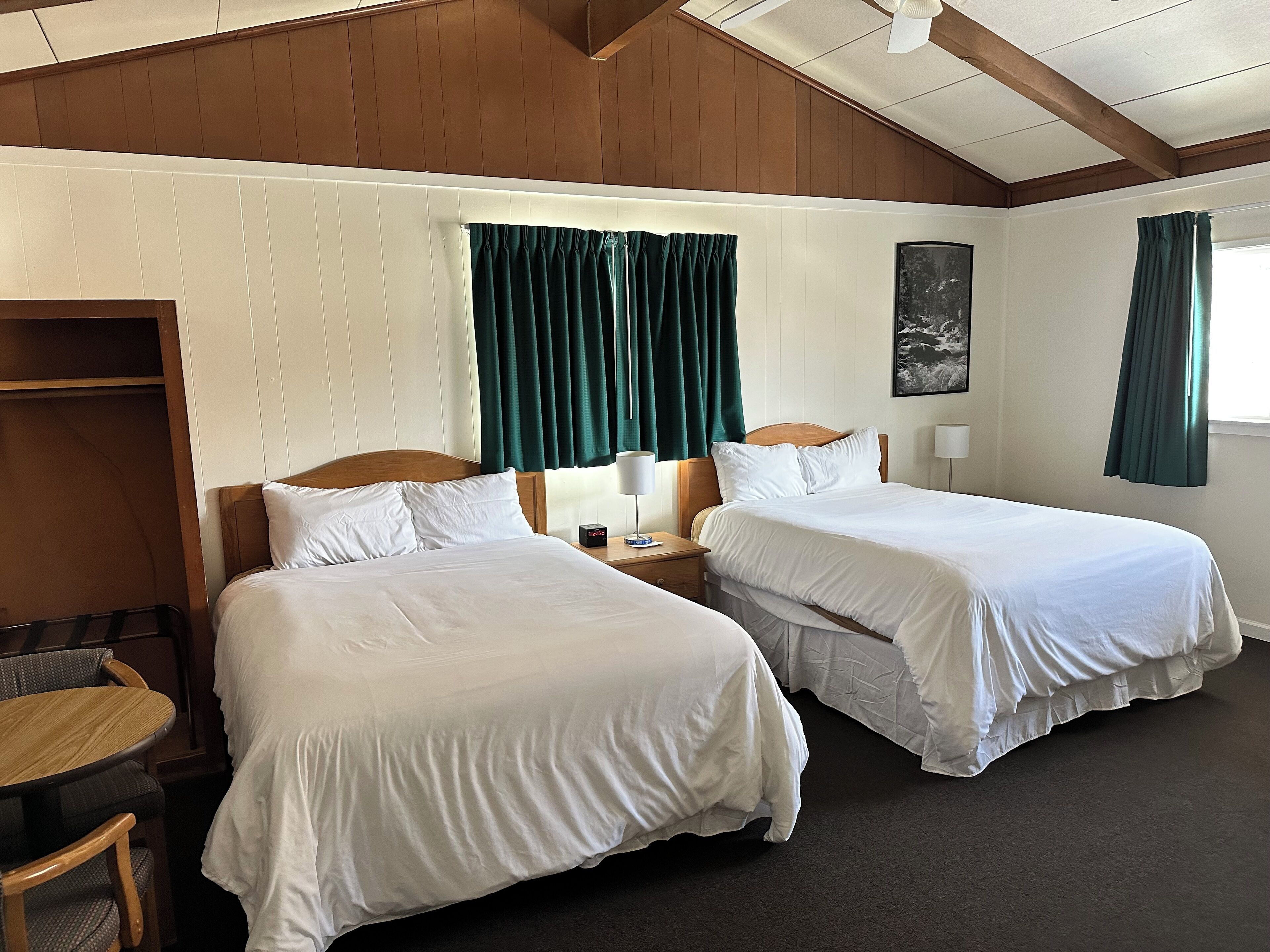 2 Queen Beds near the Pool - No Pets | เครื่องนอนป้องกันสารก่อภูมิแพ้, ผ้าม่านกันแสง, ห้องเก็บเสียง