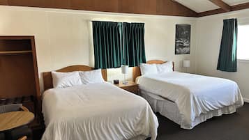 2 Queen Beds near the Pool - No Pets | Allergitestet sengetøy, blendingsgardiner og lydisolert