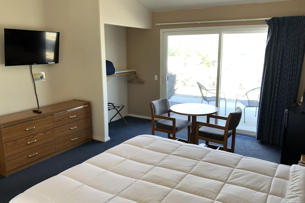 Comfort Room, 1 King Bed, Mountain View | Hypo-allergenic bedding available, blackout drapes, soundproofing